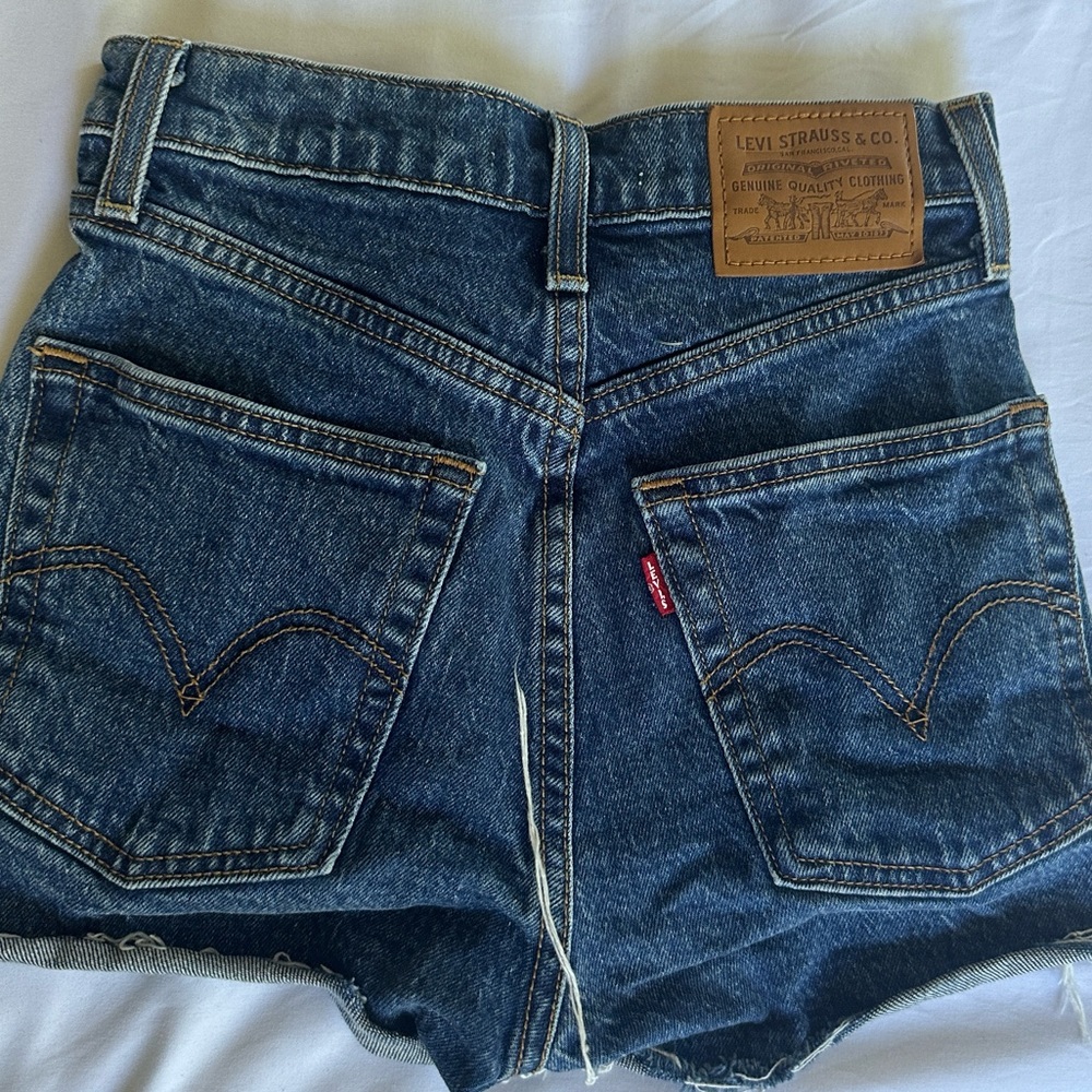 Levi’s Ribcage Shorts - Picture 2 of 4
